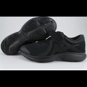 Nike Revolution 4 Sneakers